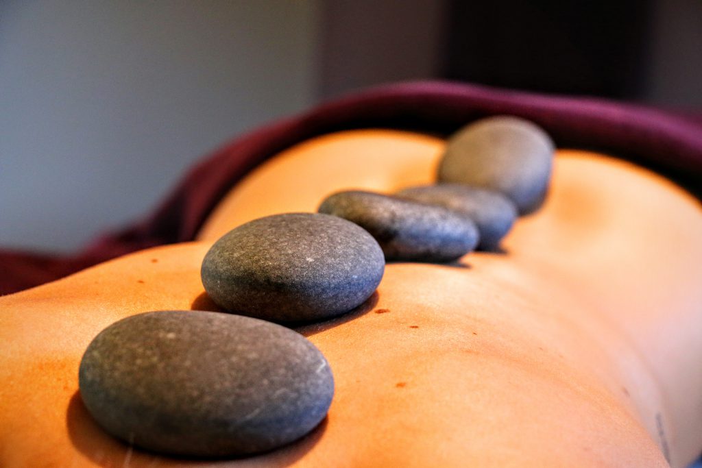 Revolutionair krater Geheim Massage met warme stenen op je rug - Energetische massage