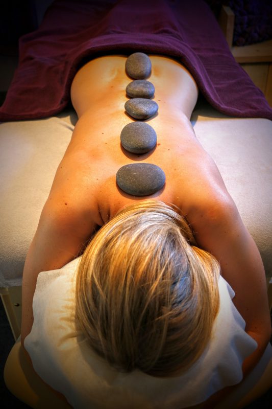 massage-met-warme-stenen-in-hasselt
