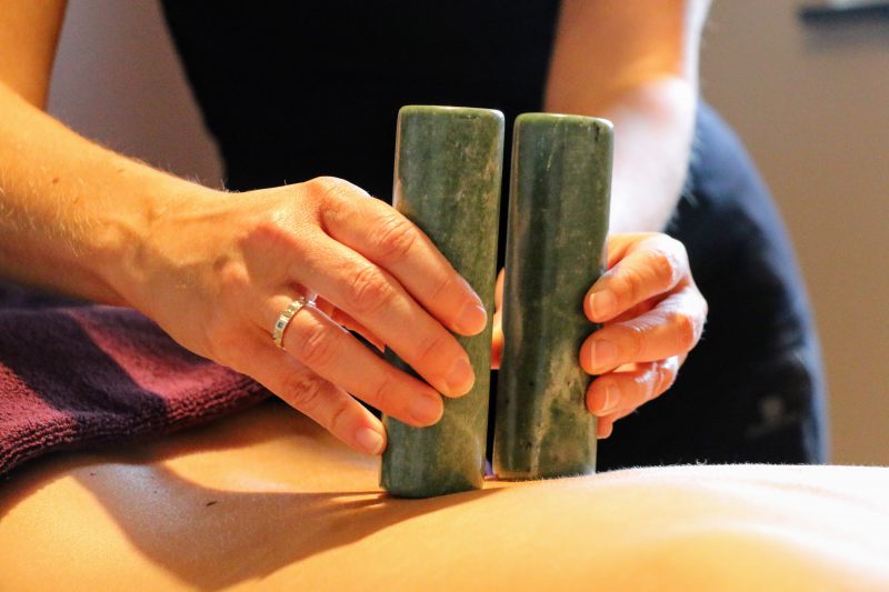 Massage met jade stenen