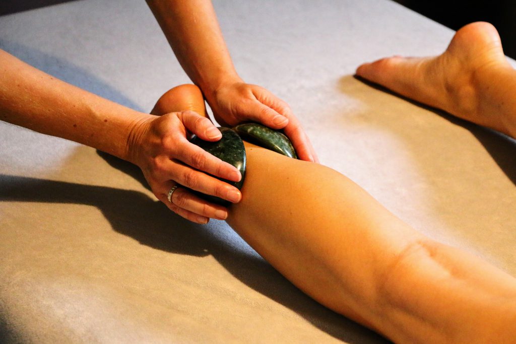 Massage met jade steen