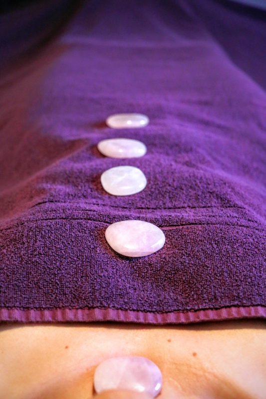Massage met edelstenen (Rozenkwarts)